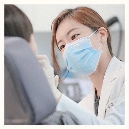 환자를 세심하게 진료 중인 의사