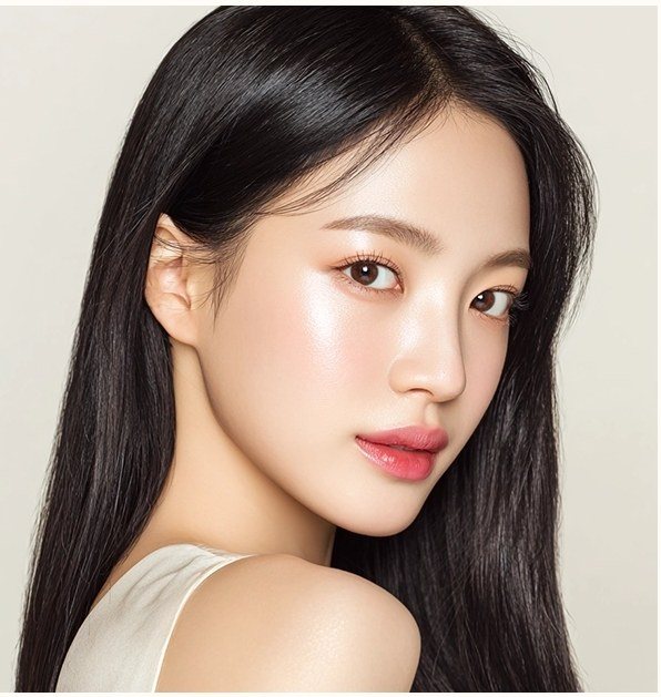긴 생머리의 여성 모델 얼굴 클로즈업 사진