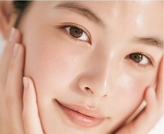 물광 피부의 여성 얼굴