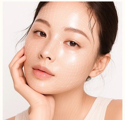 얼굴에 디자인 격자가 겹쳐진 여성 모델 사진