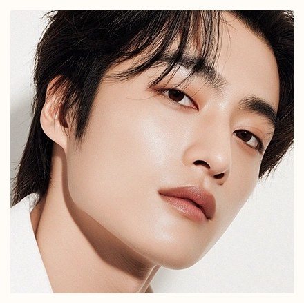또렷하고 자연스러운 눈매를 가진 남성 모델