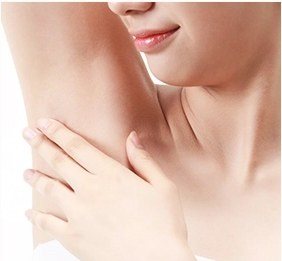 매끄러운 겨드랑이와 팔 라인을 드러낸 여성