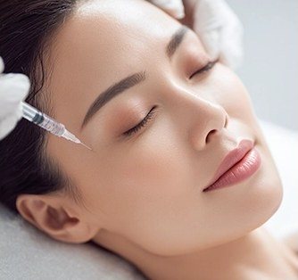 얼굴 피부 주사 시술 장면