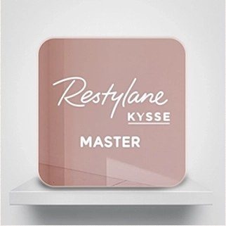 선반 위에 놓인 Restylane KYSSE MASTER 인증패