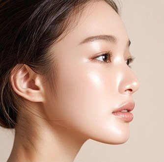시술 후 정돈된 여성 옆얼굴 모습
