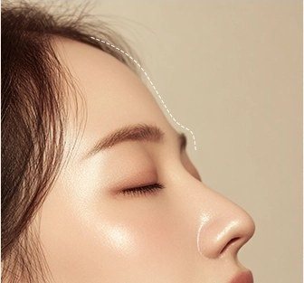 이마 라인을 확인하는 여성의 옆모습