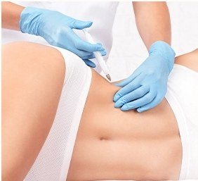 복부에 주사 시술을 진행하는 모습